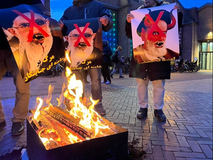 کپنهاگ - برگزاری مراسم جشن چهارشنبه‌سوری با به آتش کشیدن تصاویر منحوس خامنه‌ای - ۲۲اسفند