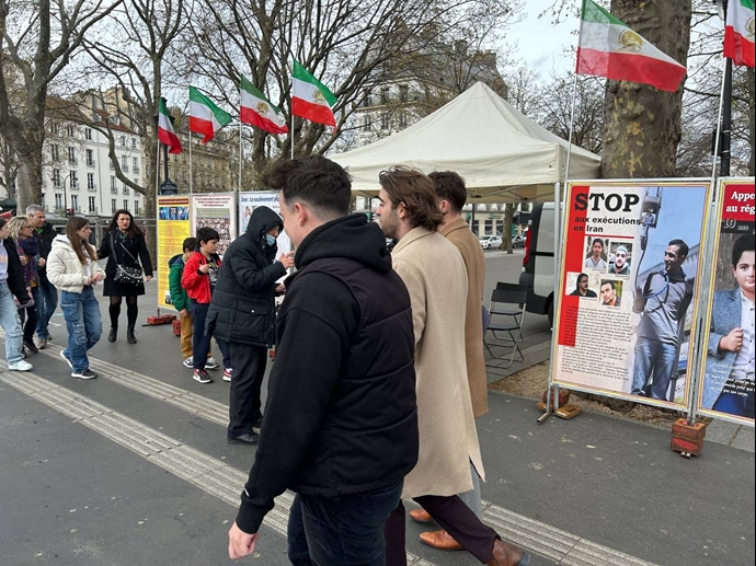 پاریس - برگزاری میز کتاب و نمایش تصاویر شهیدان توسط ایرانیان آزاده و در همبستگی با قیام سراسری - ۱۰فروردین
