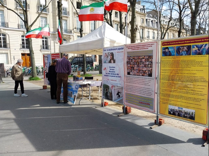 پاریس - برگزاری میز کتاب در مقابل مجلس ملی فرانسه در همبستگی با قیام سراسری - ۲۹اسفند