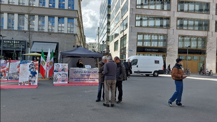 زوریخ سوئیس - برگزاری میز کتاب و نمایش تصاویر شهیدان، در همبستگی با قیام سراسری - ۲۱اسفند