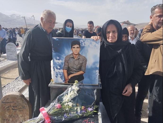 حضور مادران و خانواده شهیدان قیام سراسری بر مزار شهیدان راه آزادی