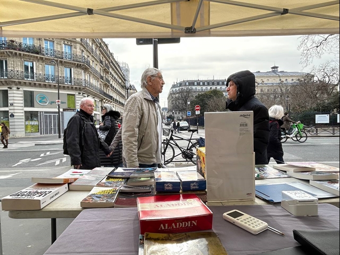 پاریس - برگزاری میز کتاب و نمایش تصاویر شهیدان در همبستگی با قیام سراسری - ۱۸اسفند