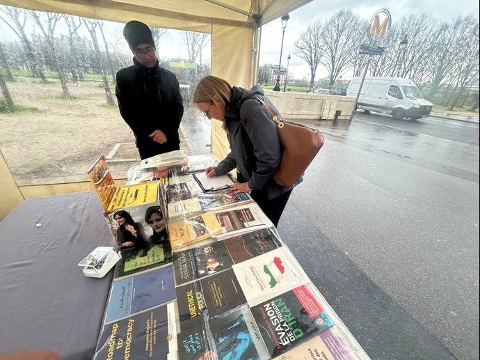 پاریس - برگزاری میز کتاب و نمایش تصاویر شهیدان، در همبستگی با قیام سراسری