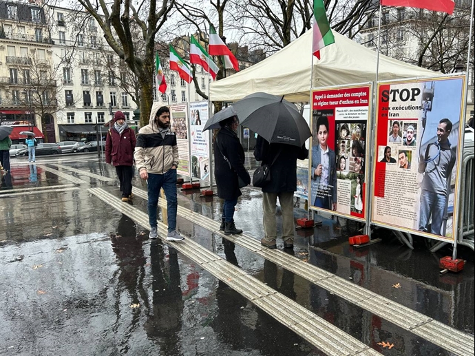 پاریس - برگزاری میز کتاب و نمایش تصاویر شهیدان در همبستگی با قیام سراسری - ۱۲اسفند
