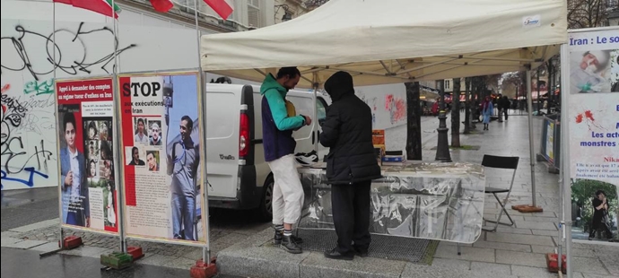 پاریس - برگزاری میز کتاب و نمایش تصاویر شهیدان، در همبستگی با قیام سراسری - ۴فروردین