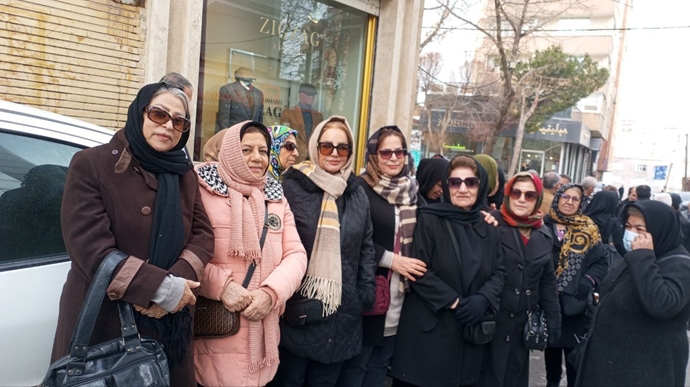 تجمع اعتراضی بانوان بازنشسته کرمانشاه مقابل صندوق بازنشستگی کشوری