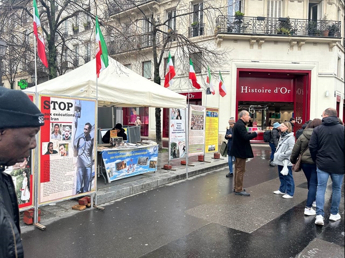 پاریس - برگزاری میز کتاب و نمایش تصاویر شهیدان توسط ایرانیان آزاده و در همبستگی با قیام سراسری - ۱۱فروردین