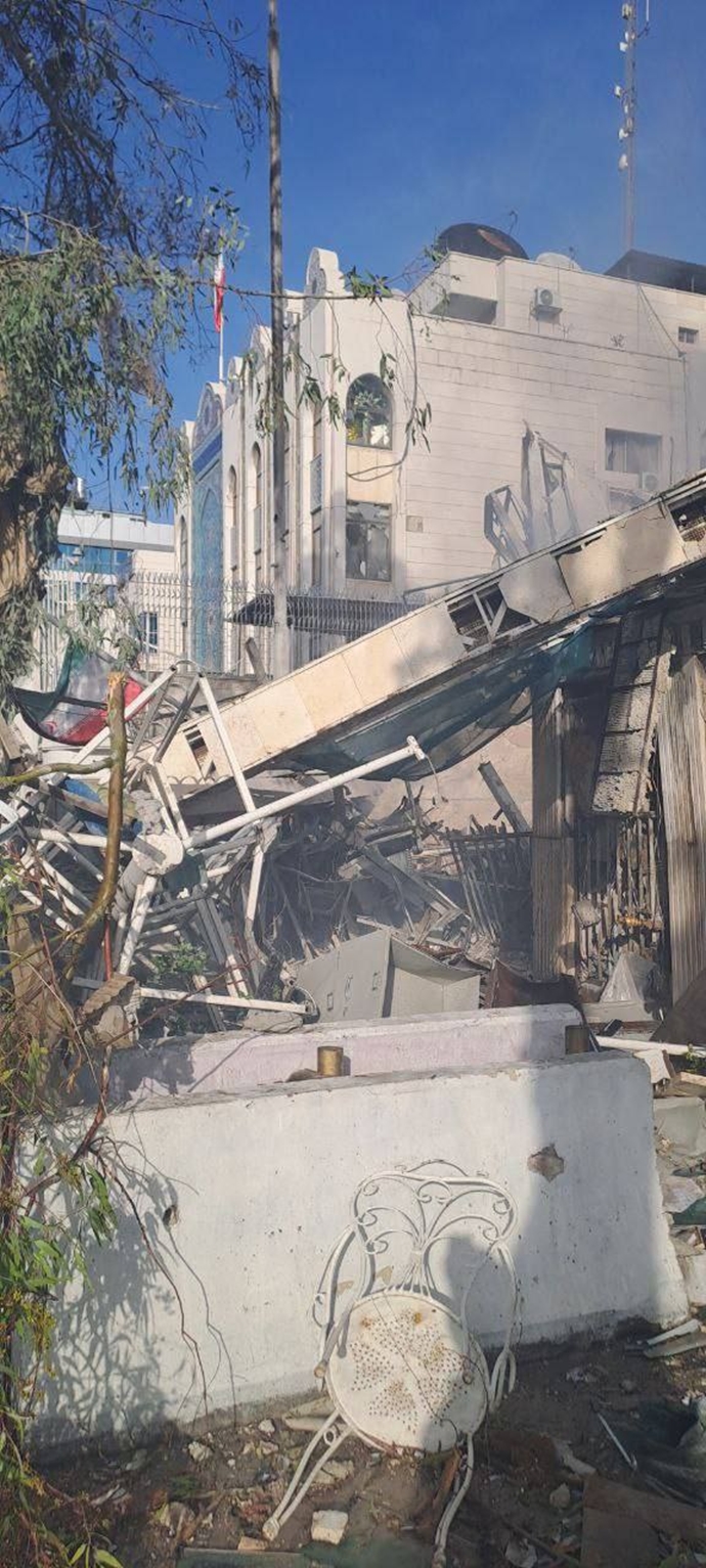 تصاویری از ساختمان تخریب شده کنسول رژیم ایران بر اثر حمله هوایی اسرائیل