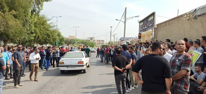 شوش - تجمع اعتراضی بیش از۴۰۰ نفر از کارگران کاغذ سازی پارس و طبیعت سلولز زیر مجموعه شرکت کاغذ سازی نسبت به اخراج و حمایت از کارگران اخراجی - ۲اردیبهشت