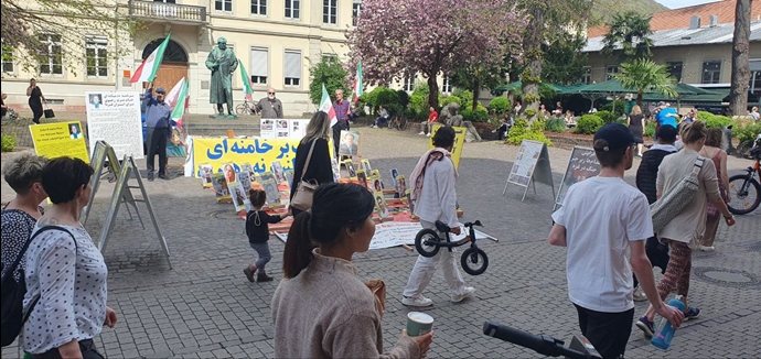 هایدلبرگ - برگزاری نمایش تصاویر شهیدان در همبستگی با قیام سراسری - ۱۸فروردین