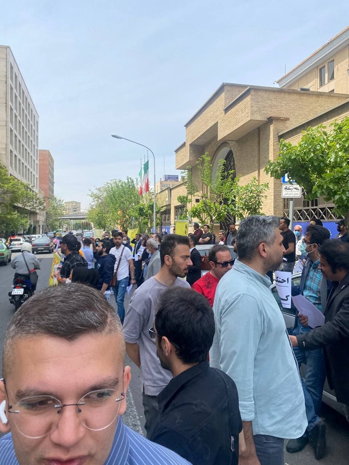تهران - تجمع اعتراضی حواله‌داران بهمن خودرو در برابر وزارت صمت رژیم - ۲۸فروردین