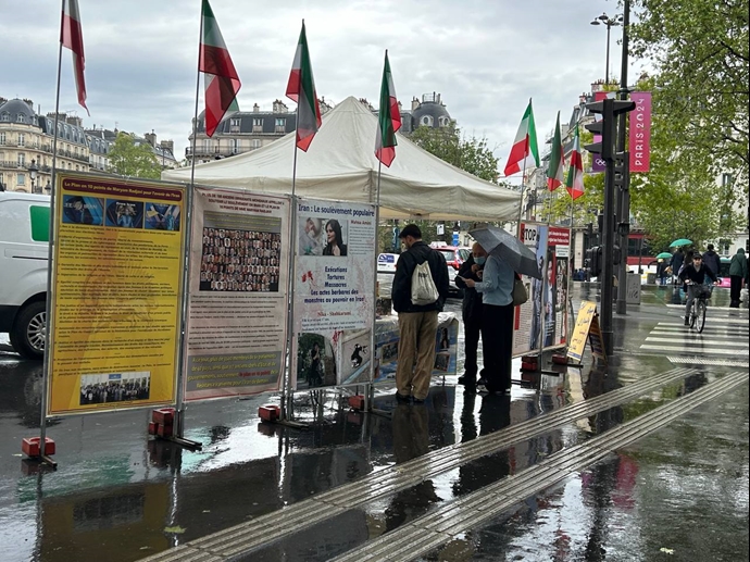 میز کتاب و نمایش تصاویر شهیدان در پاریس - ۸اردیبهشت