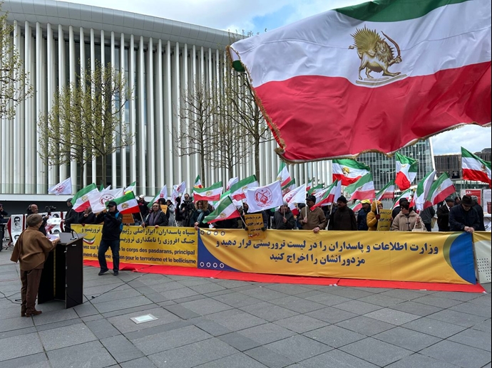احتجاجات إيرانيين في لوكسمبورغ بالتزامن مع اجتماع وزراء خارجية الاتحاد الأوروبي