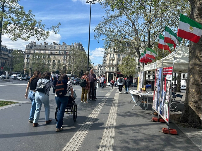 پاریس - برگزاری میز کتاب و نمایش تصاویر شهیدان توسط ایرانیان آزاده و در همبستگی با قیام سراسری - ۲۴فروردین