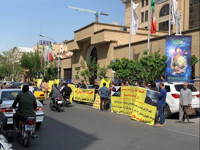 تهران - تجمع اعتراضی حواله‌داران بهمن خودرو در برابر وزارت صمت رژیم - ۲۸فروردین