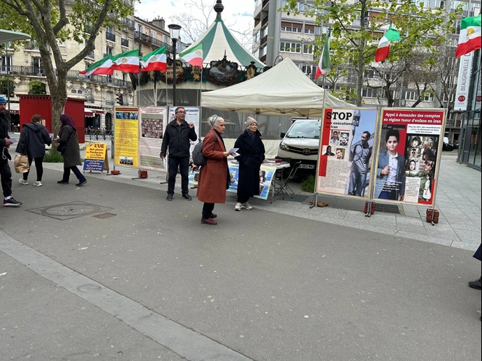 پاریس - برگزاری میز کتاب و نمایش تصاویر شهیدان توسط ایرانیان آزاده در همبستگی با قیام سراسری - ۶اردیبهشت