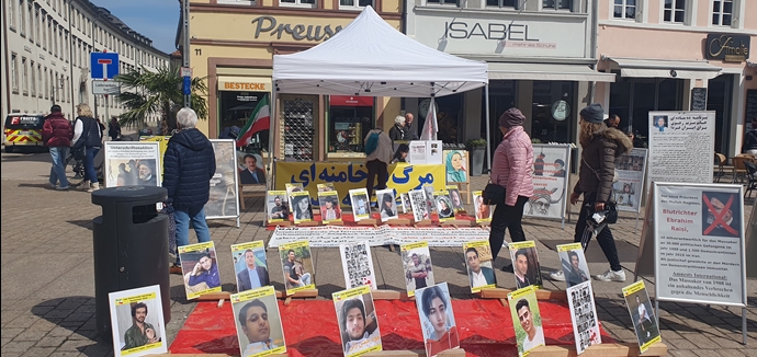 اشپایر - آلمان - برگزاری میز کتاب و نمایش تصاویر شهیدان توسط ایرانیان آزاده در همبستگی با قیام سراسری - ۷ اردیبهشت