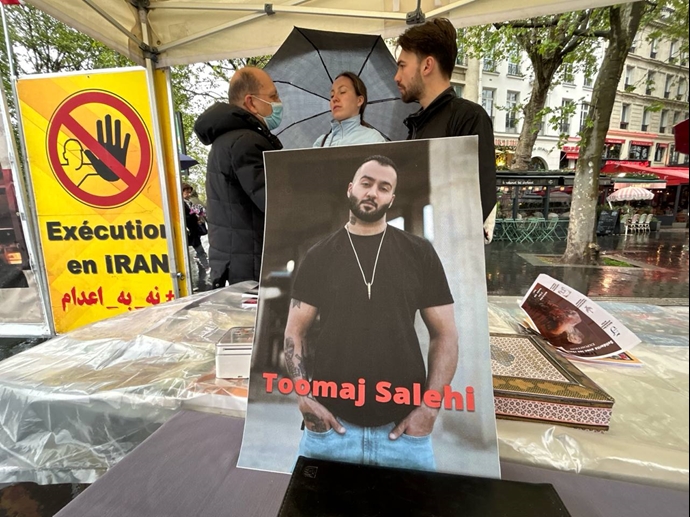 میز کتاب و نمایش تصاویر شهیدان در پاریس - ۸اردیبهشت