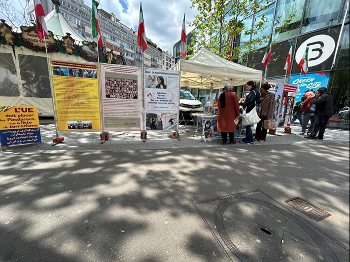 باريس و لانغنفلد في ألمانيا – طاولة كتب ومعرض لصور شهداء الانتفاضة الإيرانية  