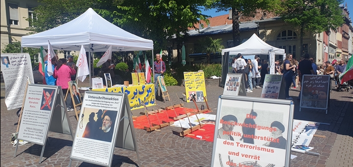 میز کتاب و نمایش تصاویر شهیدان در هایدلبرگ آلمان ۸اردیبهشت