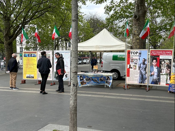 پاریس - برگزاری میز کتاب و نمایش تصاویر شهیدان توسط ایرانیان آزاده در همبستگی با قیام سراسری - ۷ اردیبهشت