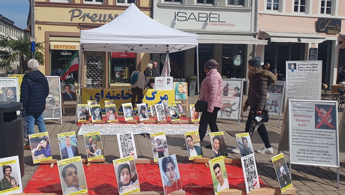 اشپایر آلمان - برگزاری میز کتاب و نمایش تصاویر شهیدان - ۷ اردیبهشت