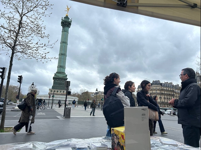 پاریس - برگزاری میز کتاب و نمایش تصاویر شهیدان توسط ایرانیان آزاده و در همبستگی با قیام سراسری - ۱۴فروردین