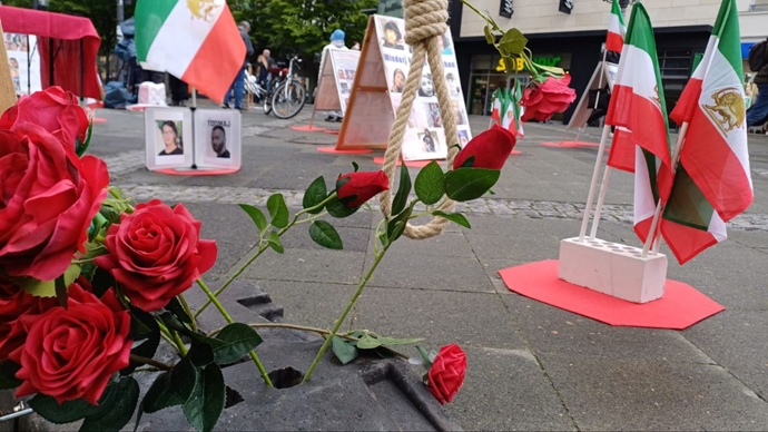 برلین - برگزاری میز کتاب و نمایش تصاویر شهیدان توسط ایرانیان آزاده در همبستگی با قیام سراسری - ۶ اردیبهشت۳