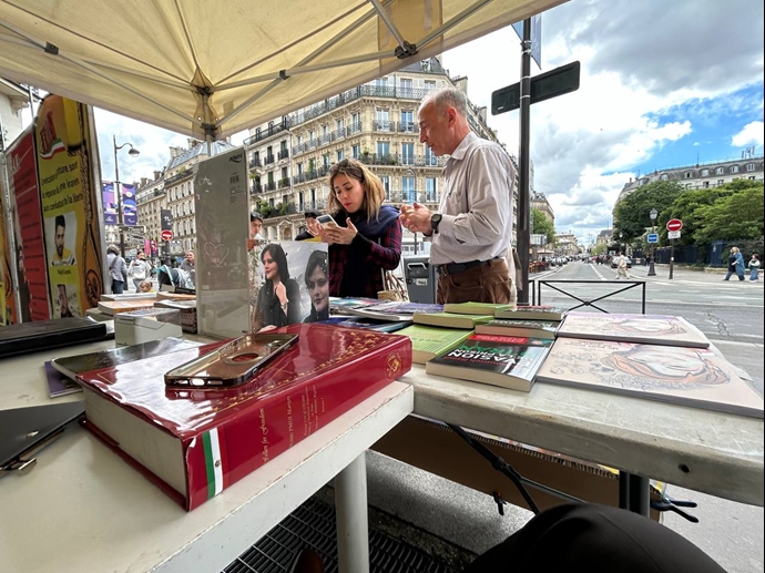پاریس - برگزاری میز کتاب و نمایش تصاویر شهیدان در همبستگی با قیام سراسری توسط ایرانیان آزاده - ۲۸اردیبهشت