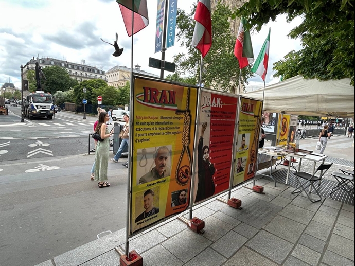 پاریس - برگزاری میز کتاب و نمایش تصاویر شهیدان در همبستگی با قیام سراسری توسط ایرانیان آزاده - ۲۸اردیبهشت