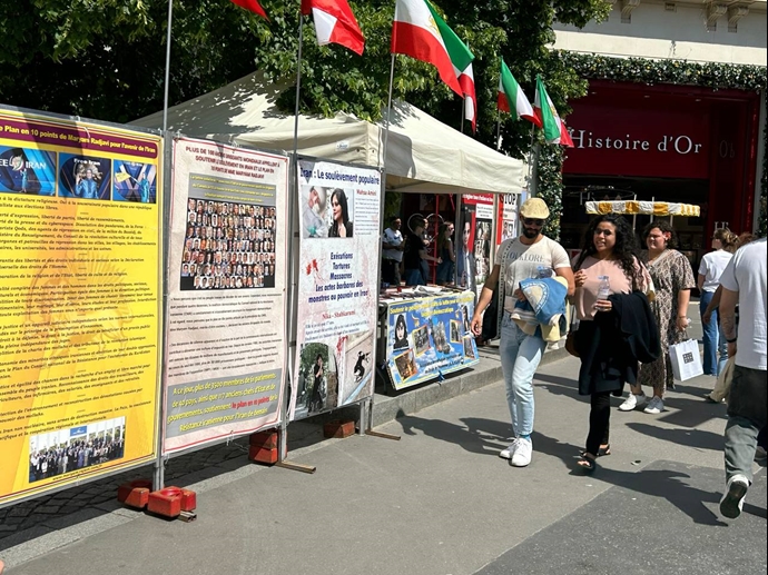 پاریس - برگزاری میز کتاب و نمایش تصاویر شهیدان در همبستگی با قیام سراسری - ۲۲اردیبهشت