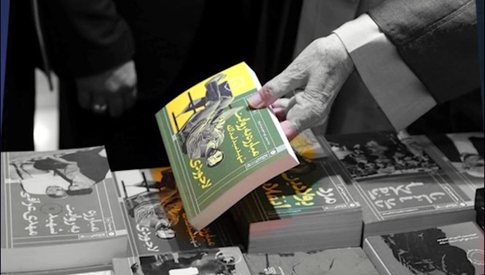 خامنه‌ای در بازدید از نمایشگاه پوشالی کتاب 