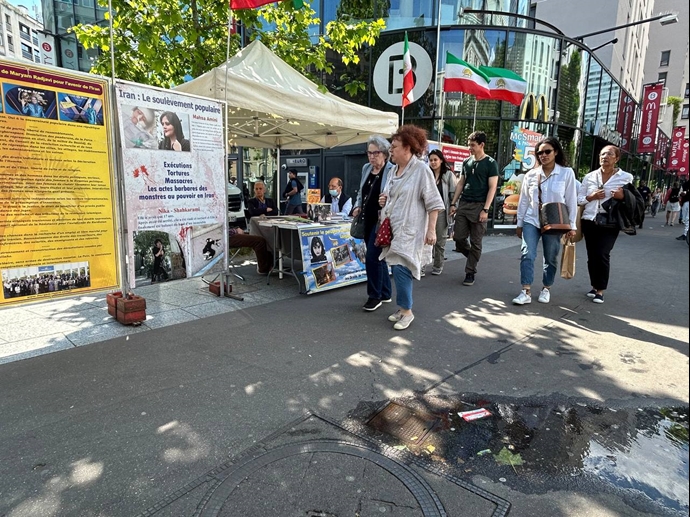پاریس - برگزاری میز کتاب و نمایش تصاویر شهیدان در همبستگی با قیام سراسری - ۵خرداد
