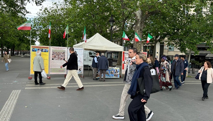 پاریس، میدان باستیل - برگزاری میز کتاب و نمایش تصاویر شهیدان