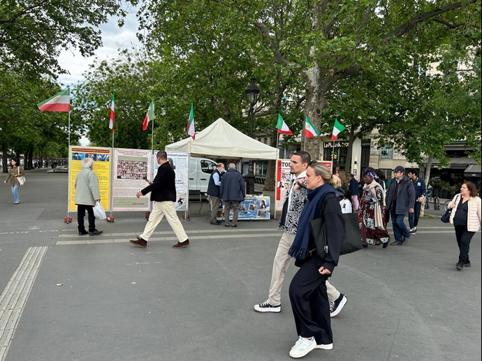 پاریس، میدان باستیل - برگزاری میز کتاب و نمایش تصاویر شهیدان در همبستگی با قیام سراسری توسط ایرانیان آزاده - ۴خرداد