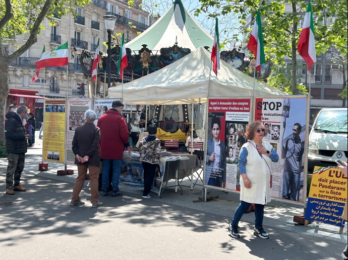 پاریس - برگزاری میز کتاب و نمایش تصاویر شهیدان در همبستگی با قیام سراسری - ۲۰اردیبهشت