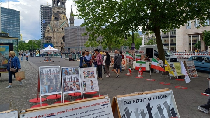 برلین - برگزاری میز کتاب و نمایش تصاویر شهیدان در همبستگی با قیام سراسری توسط ایرانیان آزاده - ۲۹اردیبهشت