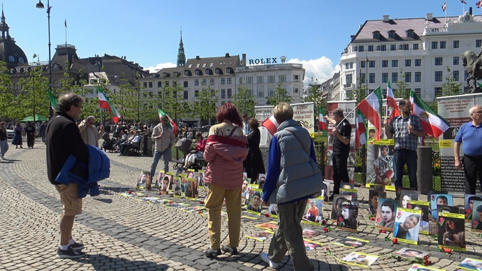 کپنهاگ - برگزاری میز کتاب و نمایش تصاویر شهیدان در همبستگی با قیام سراسری - ۲۲اردیبهشت