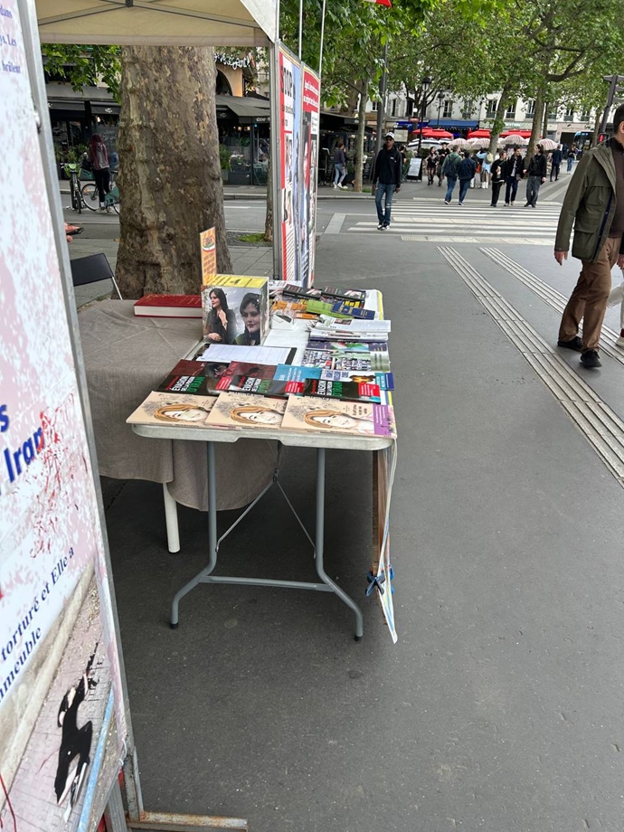 پاریس، میدان باستیل - برگزاری میز کتاب و نمایش تصاویر شهیدان در همبستگی با قیام سراسری توسط ایرانیان آزاده - ۴خرداد