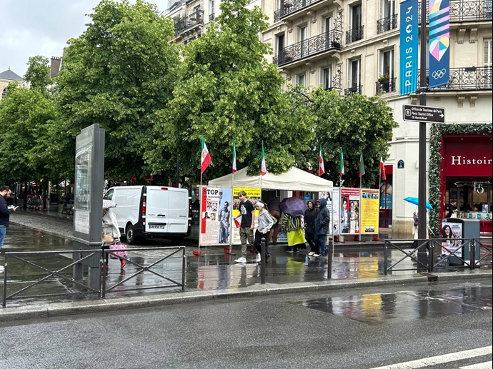 پاریس- برگزاری میز کتاب و نمایش تصاویر شهیدان در همبستگی با قیام سراسری توسط ایرانیان آزاده - ۹خرداد