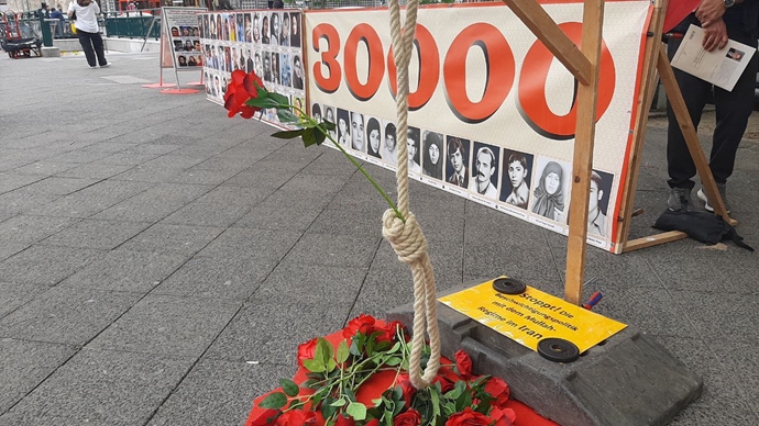 برلین - برگزاری میز کتاب و نمایش تصاویر شهیدان در همبستگی با قیام سراسری توسط ایرانیان آزاده - ۲۹اردیبهشت