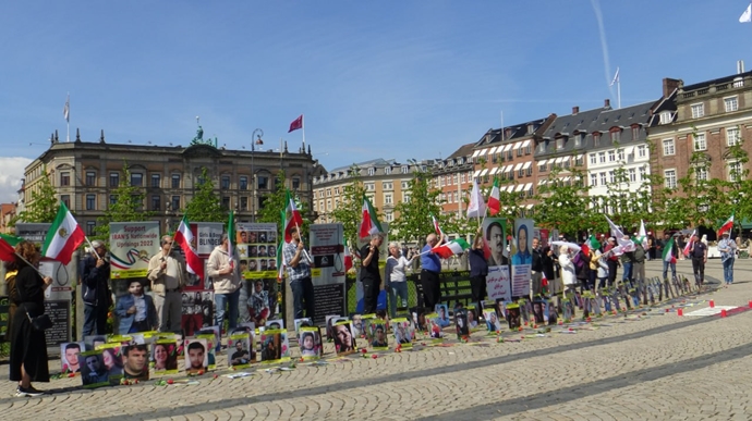 کپنهاگ - برگزاری میز کتاب و نمایش تصاویر شهیدان در همبستگی با قیام سراسری - ۲۲اردیبهشت