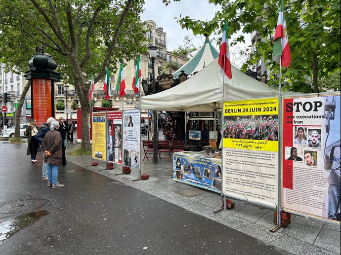 پاریس - برگزاری میز کتاب و نمایش تصاویر شهیدان در همبستگی با قیام سراسری - ۸خرداد