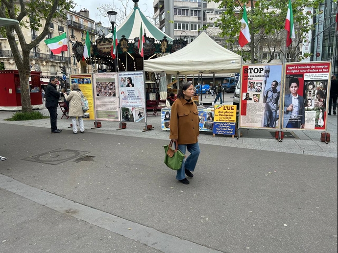 پاریس - برگزاری میز کتاب و نمایش تصاویر شهیدان توسط ایرانیان آزاده و در همبستگی با قیام سراسری - ۱۳اردیبهشت