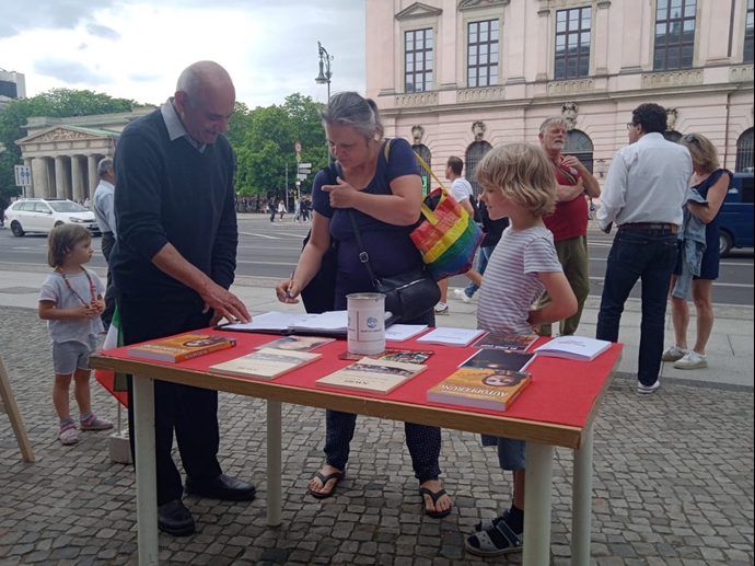 برلین - برگزاری میز کتاب و نمایش تصاویر شهیدان