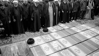 خامنه‌ای بر سر جنازه‌های بالگرد سرنگون شده