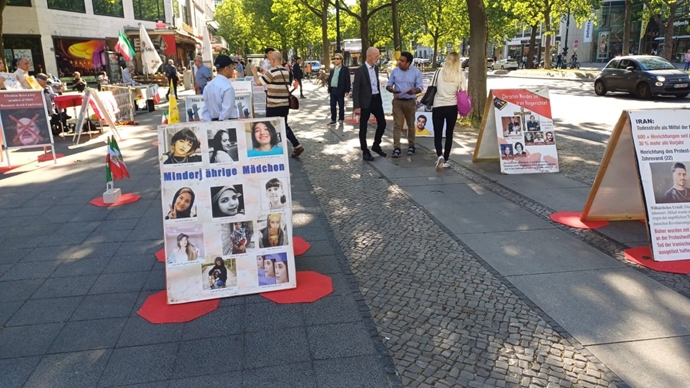 برلین - برگزاری میز کتاب و نمایش تصاویر شهیدان با شعارهای زن، مقاومت، آزادی توسط ایرانیان آزاده - ۲۶اردیبهشت