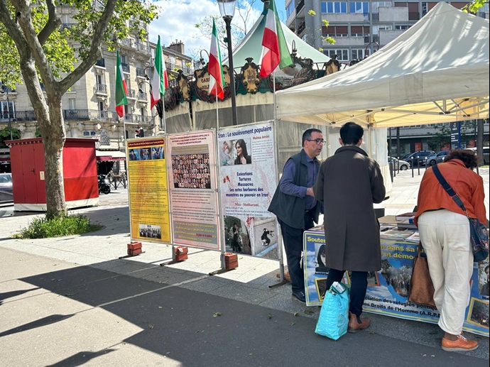 پاریس - برگزاری میز کتاب و نمایش تصاویر شهیدان در همبستگی با قیام سراسری توسط ایرانیان آزاده - ۱۸اردیبهشت