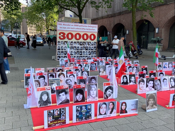 هامبورگ - برگزاری میز کتاب و نمایش تصاویر شهیدان در همبستگی با قیام سراسری توسط ایرانیان آزاده - ۵خرداد