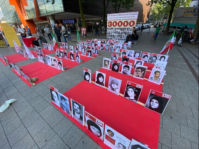 هامبورگ - برگزاری میز کتاب و نمایش تصاویر شهیدان در همبستگی با قیام سراسری توسط ایرانیان آزاده - ۵خرداد